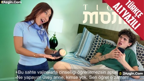 Cinselliği Yapay Vajinayla Öğrenemeyeceğini Söyleyen Asyalı Üvey Annesinden Ders Aldı