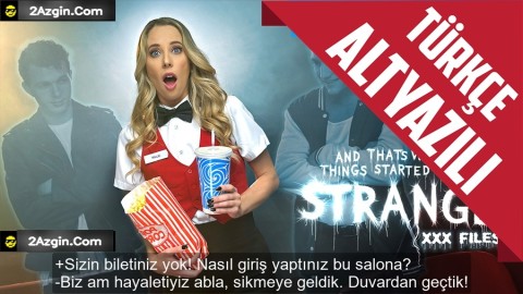 Sinemaya Sızan Erkek Hayaletler ile Üvey Aile Konseptinde Sikişen Salon Görevlisi